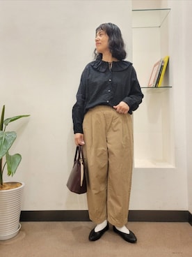 「URBAN RESEARCH DOORS（アーバンリサーチドアーズ）のTIDEWAY　MOSS BOSTON S（ハンドバッグ、レッド系）」を使った、浪口　絵美さん（レディース・164cm）の秋コーディネート