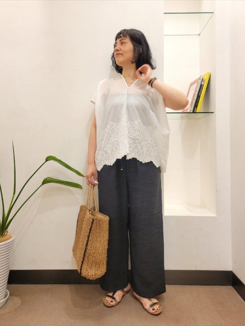 グレー系のその他パンツ、ホワイト系のシャツ/ブラウス、ベージュ系のトートバッグを着用したレディースの夏コーディネートの1枚目の写真