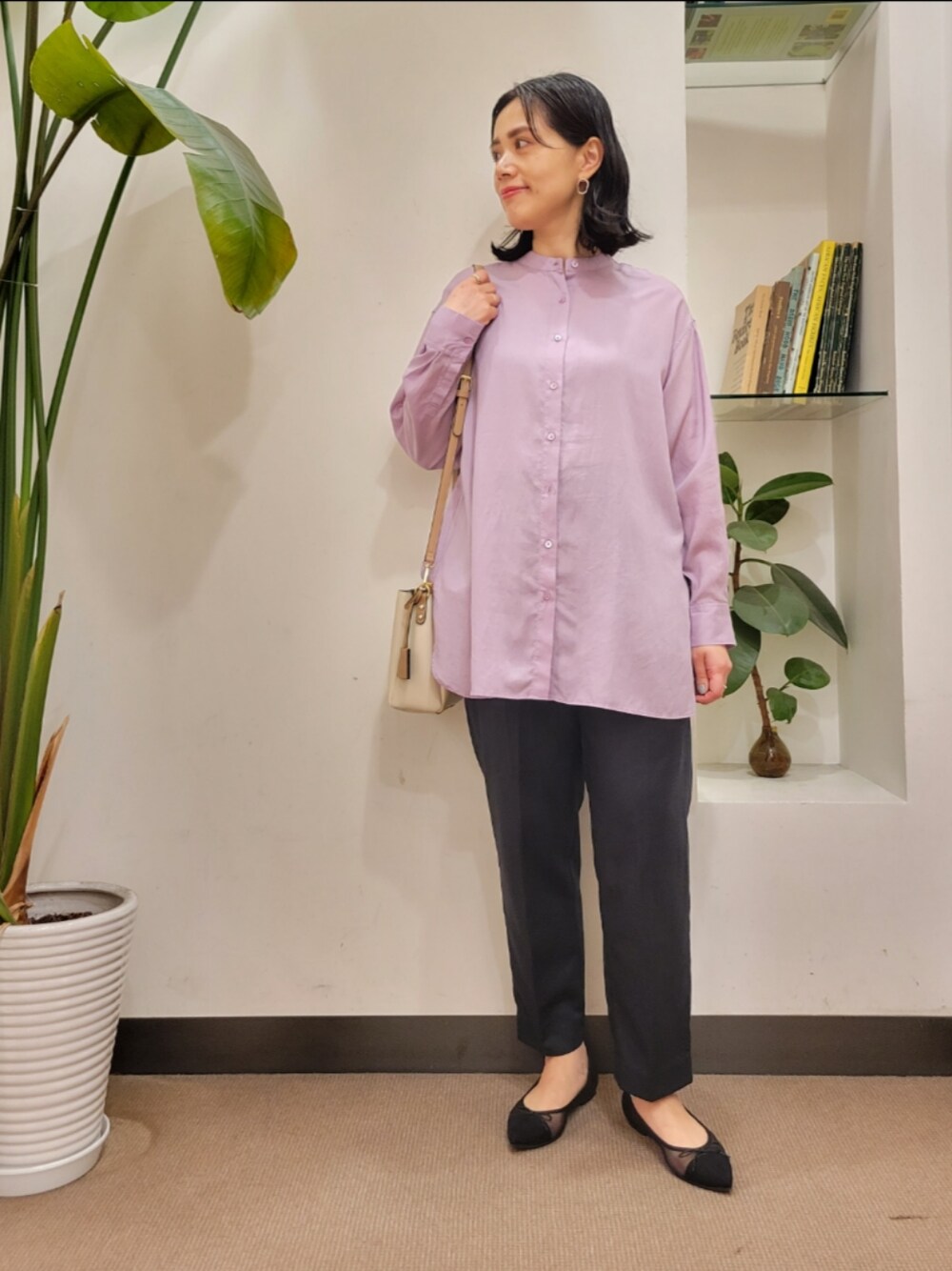 「ピンク、キレイめ、シンプルコーデ、シアーシャツ、ママコーデ、URBAN RESEARCH DOORS、アーバンリサーチドアーズ、とろみシャツ、URBAN RESEARCH DOORS WOMENS、URTECH」｜「RODE SKOの『MADE IN JAPAN』シアーバレエシューズ（バレエシューズ、ブラック系）」を使った、emiinamiiさん（レディース・164cm）の春コーディネートの1枚目の写真