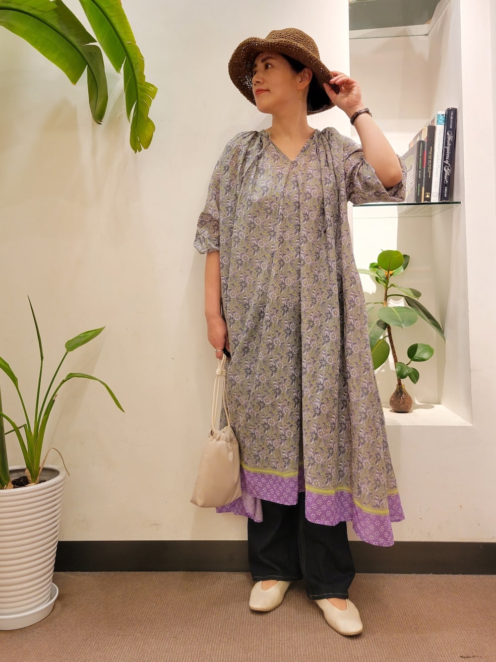 「デニム、ワンピース、別注、フラワープリント、柄物、soil、ラクチンコーデ、URBAN RESEARCH DOORS、アーバンリサーチドアーズ、URBAN RESEARCH DOORS WOMENS」｜「RODE SKOの『MADE IN JAPAN』やわらかフラットシューズ（パンプス、ベージュ系）」を使った、emiinamiiさん（レディース・164cm）の夏コーディネートの1枚目の写真