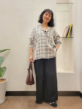 「URBAN RESEARCH DOORS（アーバンリサーチドアーズ）のTIDEWAY　MOSS BOSTON S（ハンドバッグ、レッド系）」を使った、浪口　絵美さん（レディース・164cm）の秋コーディネート