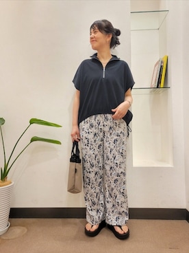 「URBAN RESEARCH DOORS（アーバンリサーチドアーズ）の『別注』DRIFTER×DOORS　2WAY BAG（ハンドバッグ、グレー系）」を使った、浪口　絵美さん（レディース・164cm）の春コーディネート