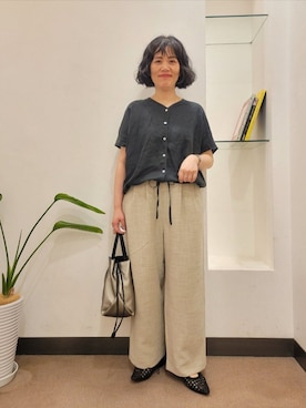 「URBAN RESEARCH DOORS（アーバンリサーチドアーズ）のリネンフレンチスリーブドロストブラウス（シャツ/ブラウス、ブラック系）」を使った、浪口　絵美さん（レディース・164cm）の夏コーディネート