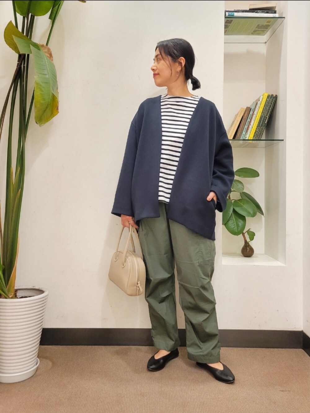 「ジャケット、ボーダー、カーゴパンツ、orcival、ノーカラージャケット、パンツスタイル、URBAN RESEARCH DOORS、アーバンリサーチドアーズ、オトナカジュアル、URBAN RESEARCH DOORS WOMENS」｜「URBAN RESEARCH DOORSのVカットパンプス（パンプス、ブラック系）」を使った、emiinamiiさん（レディース・164cm）の春コーディネートの1枚目の写真