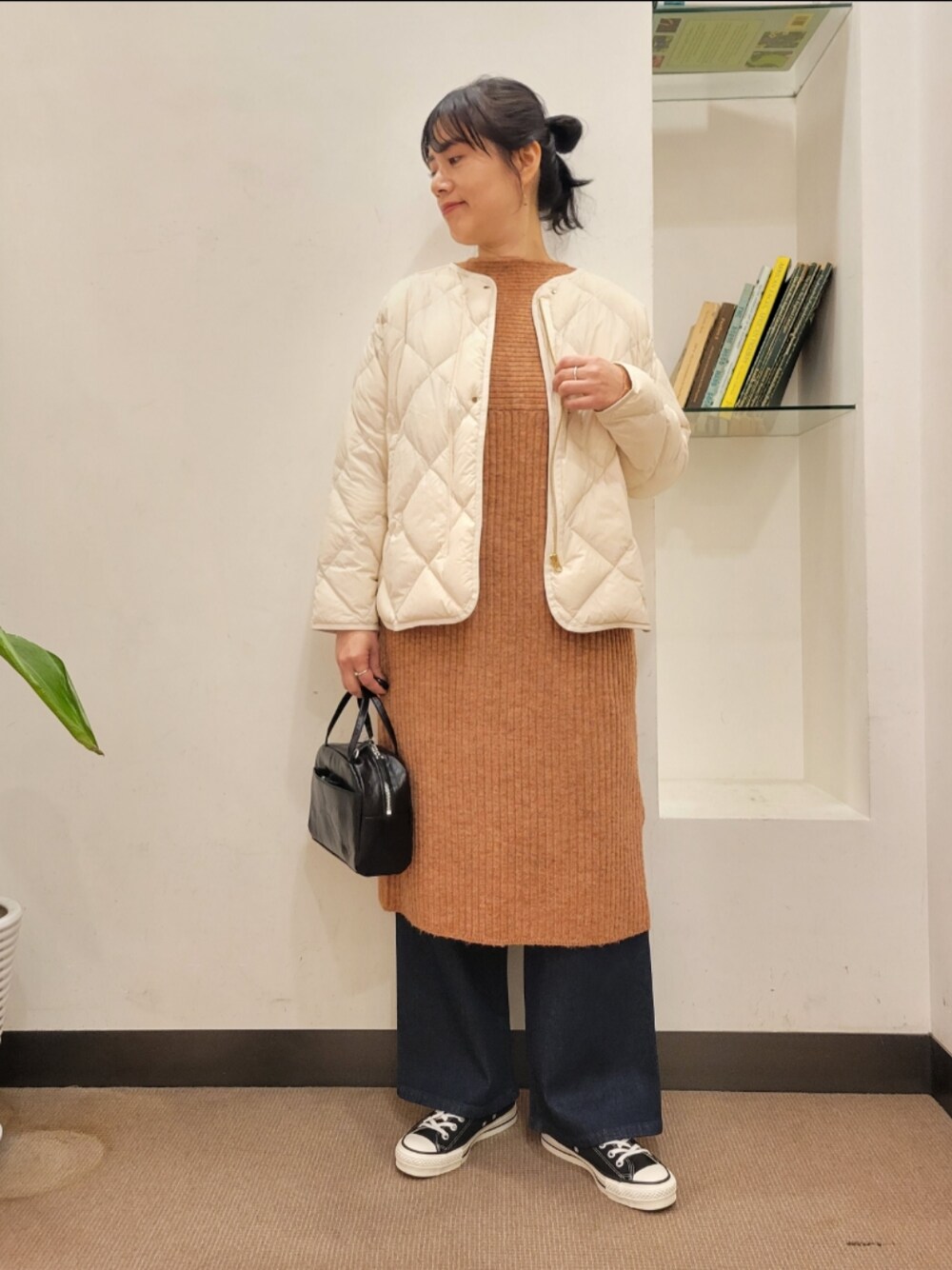 「ワンピース、ダウンジャケット、ニットワンピース、レイヤードスタイル、ワイドパンツ、デニムパンツ、URBAN RESEARCH DOORS、アーバンリサーチドアーズ、おでかけコーデ、URBAN RESEARCH DOORS WOMENS」｜「CONVERSEのCONVERSE　CANVAS ALL STAR J OX（スニーカー、ブラック系）」を使った、emiinamiiさん（レディース・164cm）の冬コーディネートの1枚目の写真