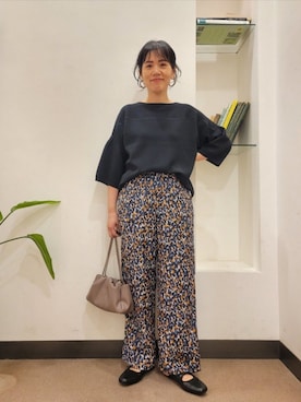 「URBAN RESEARCH DOORS（アーバンリサーチドアーズ）の『接触冷感/吸水速乾/イージーケア』フラワープリントドライタッチリラックスパンツ（その他パンツ）」を使った、浪口　絵美さん（レディース・164cm）の秋コーディネート