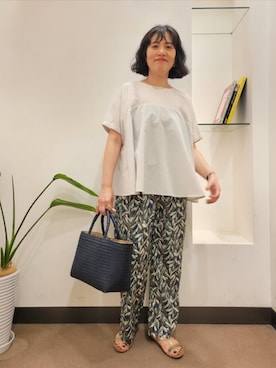「URBAN RESEARCH DOORS（アーバンリサーチドアーズ）のカラーシーグラストートバッグ（トートバッグ）」を使った、浪口　絵美さん（レディース・164cm）の夏コーディネート