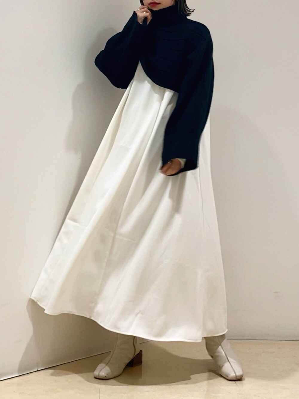 「ワンピース、KBF、秋のコーデ、ハイネック、ロングブーツ、ハイネックニット、ootd、ロングワンピース、ショート丈ニット、黒ニット、ゆるコーデ、白ワンピース、秋コーデ、kbf_ootd、ニットSETワンピース」｜「KBFのニットSETワンピース（ワンピース、ブラック系）」を使った、yuyuさん（レディース・157cm）の秋コーディネートの1枚目の写真