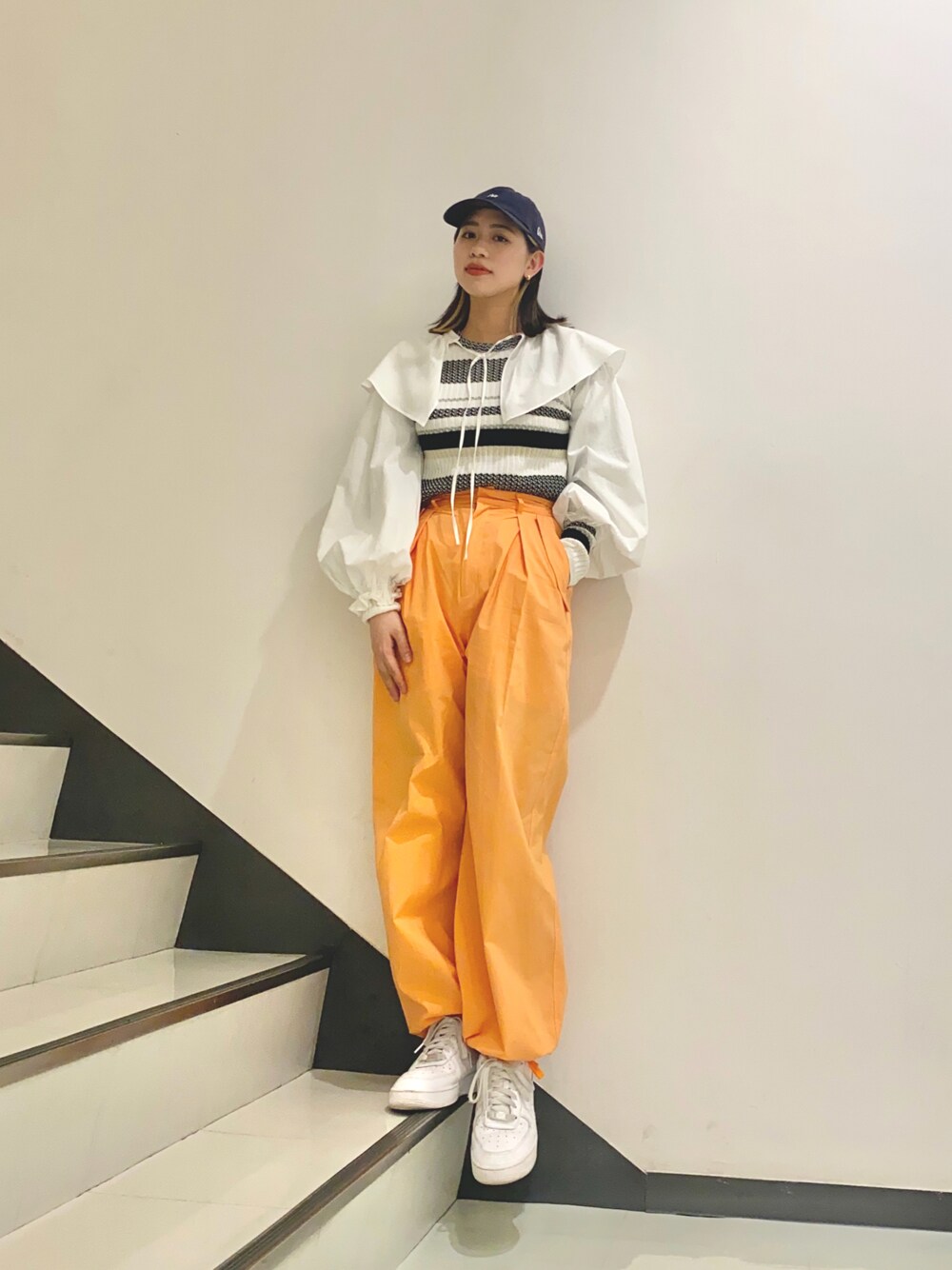 「KBF、ootd、春コーデ、春服、ボリューム袖、付け襟、ボーダー、ボーダートップス、ボーダーニット、カジュアル、ミリタリーパンツ、オレンジ、オレンジパンツ、キャップ、ニューエラ」｜「KBFのヘムドロストミリタリーパンツ（その他パンツ、オレンジ系）」を使った、yuyuさん（レディース・157cm）の冬コーディネートの1枚目の写真