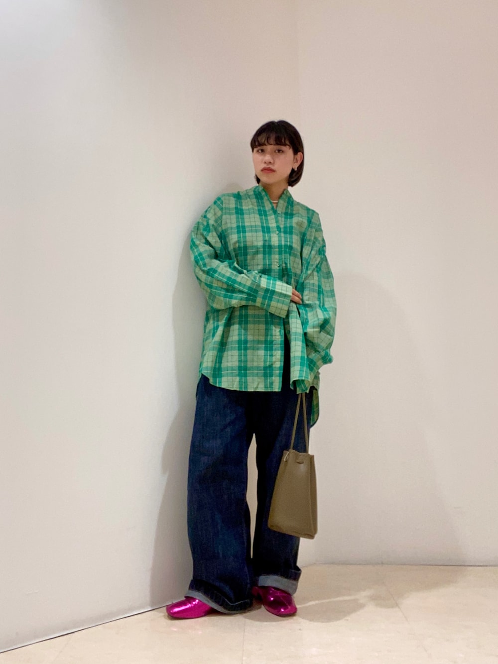 「チェック、デニム、パンプス、カジュアル、グリーン、チェックシャツ、ピンク、KBF、秋のコーデ、オーバーサイズ、メンズライク、ペインターパンツ、ootd、デニムコーデ、sanself」｜「KBFのBACKオープンチェックシャツ（シャツ/ブラウス、グリーン系）」を使った、yuyuさん（レディース・157cm）の秋コーディネートの1枚目の写真