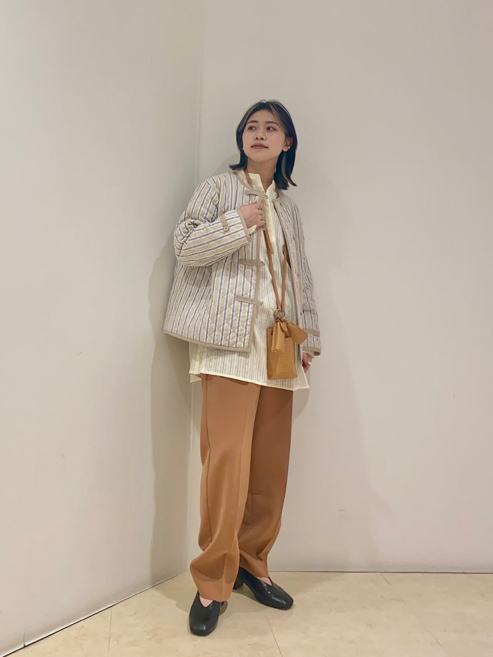 「KBF、ootd、オトナカジュアル、カジュアル、休日スタイル、春コーデ、春先取り、キーネック、シャツスタイル、シャツ、ストライプ、ジャケット、キルティング、キルティングジャケット、スラックス」｜「KBFのストライプキルティングジャケット（その他アウター、ベージュ系）」を使った、yuyuさん（レディース・157cm）の冬コーディネートの1枚目の写真