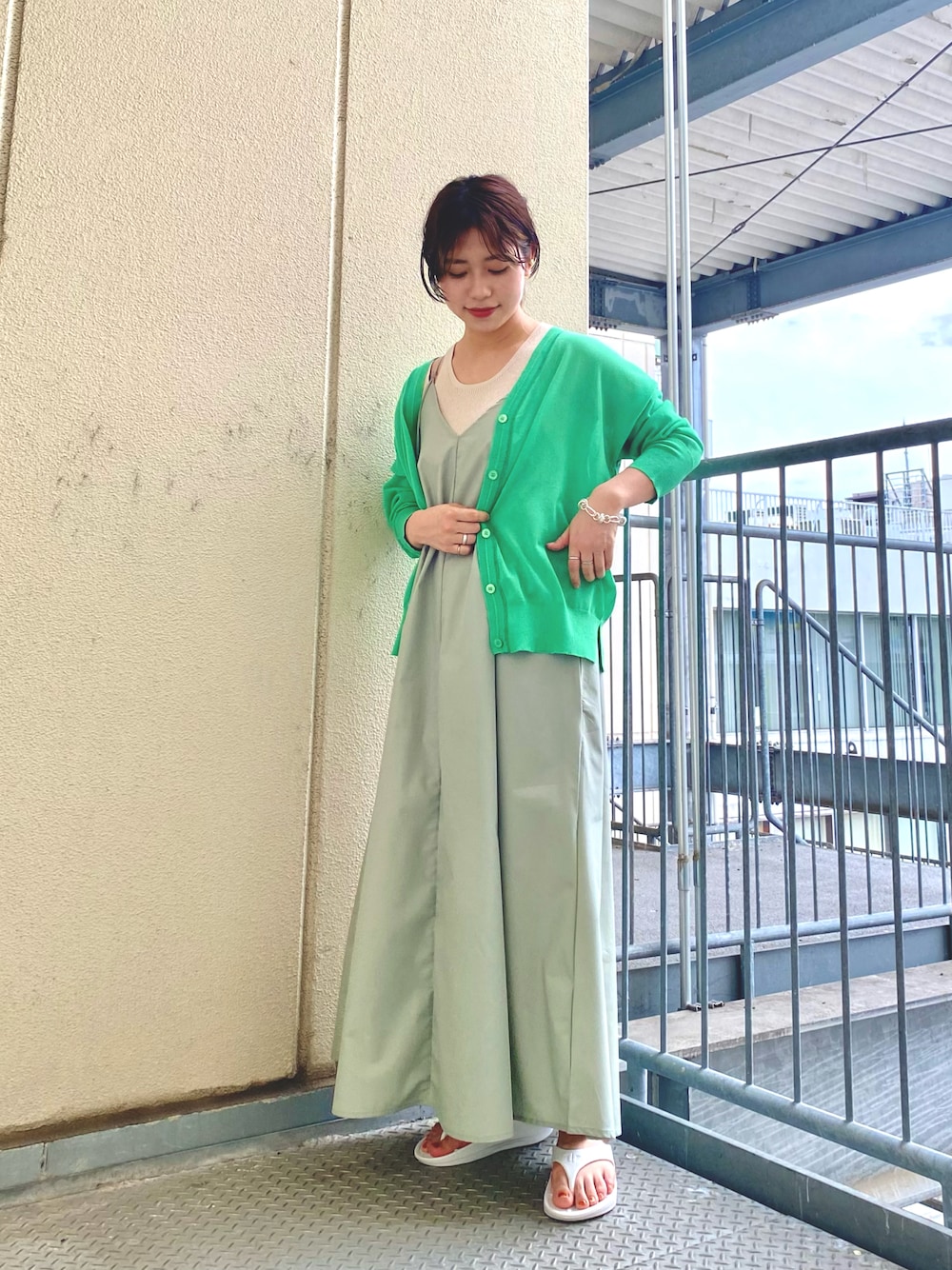「KBF、ootd、カジュアルコーデ、春カラー、ビタミンカラー、シースルー、ゴールデンウィーク、グリーン、グリーンコーデ、キャミワンピ、キャミワンピース、カーディガン、シアーカーディガン、透け感、羽織り」｜「KBFのカラーステッチシアーカーディガン（カーディガン/ボレロ、グリーン系）」を使った、yuyuさん（レディース・157cm）の春コーディネートの1枚目の写真