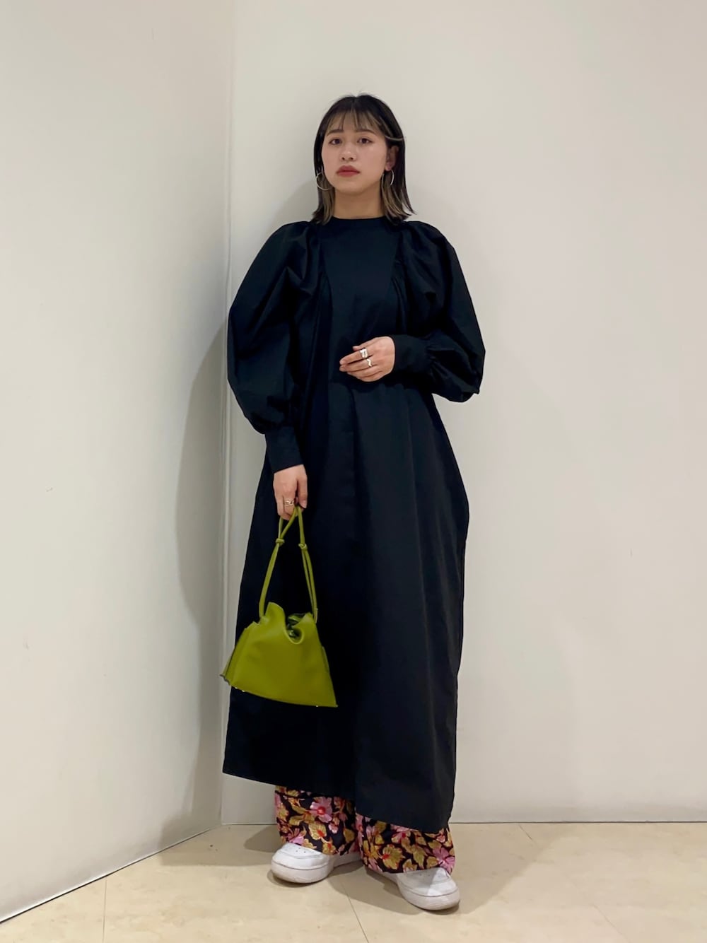「KBF、ootd、春、春夏コーデ、ゆるコーデ、ロングワンピース、ワンピース、黒ワンピ、ボリューム袖、ボリュームスリーブ、ギャザー、カラーバッグ、キンチャクバッグ、柄パンツ、柄」｜「KBFのギャザーボリュームワンピース（ワンピース、ブラック系）」を使った、yuyuさん（レディース・157cm）の冬コーディネートの1枚目の写真