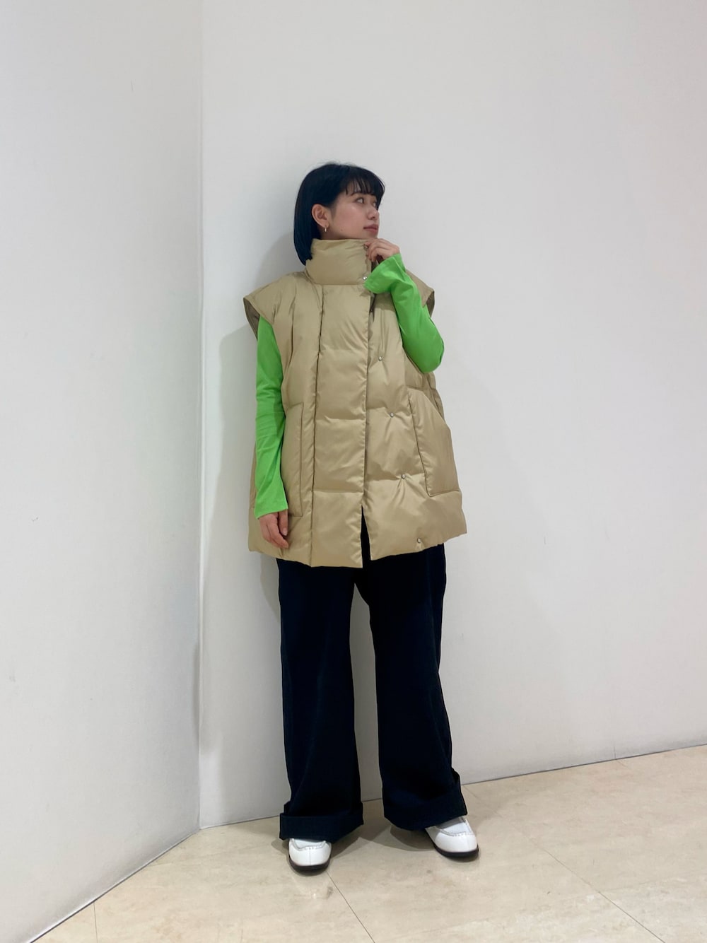 「KBF、ootd、秋服、秋コーデ、カジュアルコーデ、サロペット、ダウンベスト、ダウン、ローファー、白ローファー、ハイネック、グリーン」｜「KBFのエアコンダウンBIGジャケット（ダウンジャケット/コート、ベージュ系）」を使った、yuyuさん（レディース・157cm）の秋コーディネートの1枚目の写真