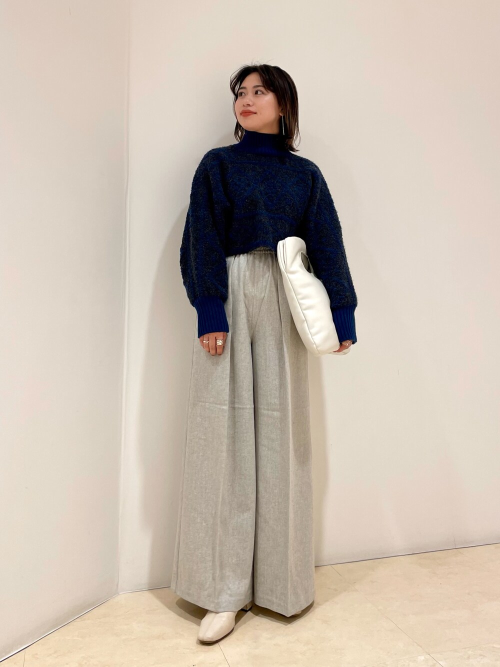「ニット、KBF、ショートブーツ、ワイドパンツ、アランニット、休日コーデ、ootd、楽チンコーデ、ショートニット、カジュアルコーデ、今日のコーデ、白ブーツ、オトナカジュアル、ニットコーデ、スラウチパンツ」｜「KBFのループヤーンアラン柄ハイネックニット（ニット/セーター、ブラック系）」を使った、yuyuさん（レディース・157cm）の冬コーディネートの1枚目の写真