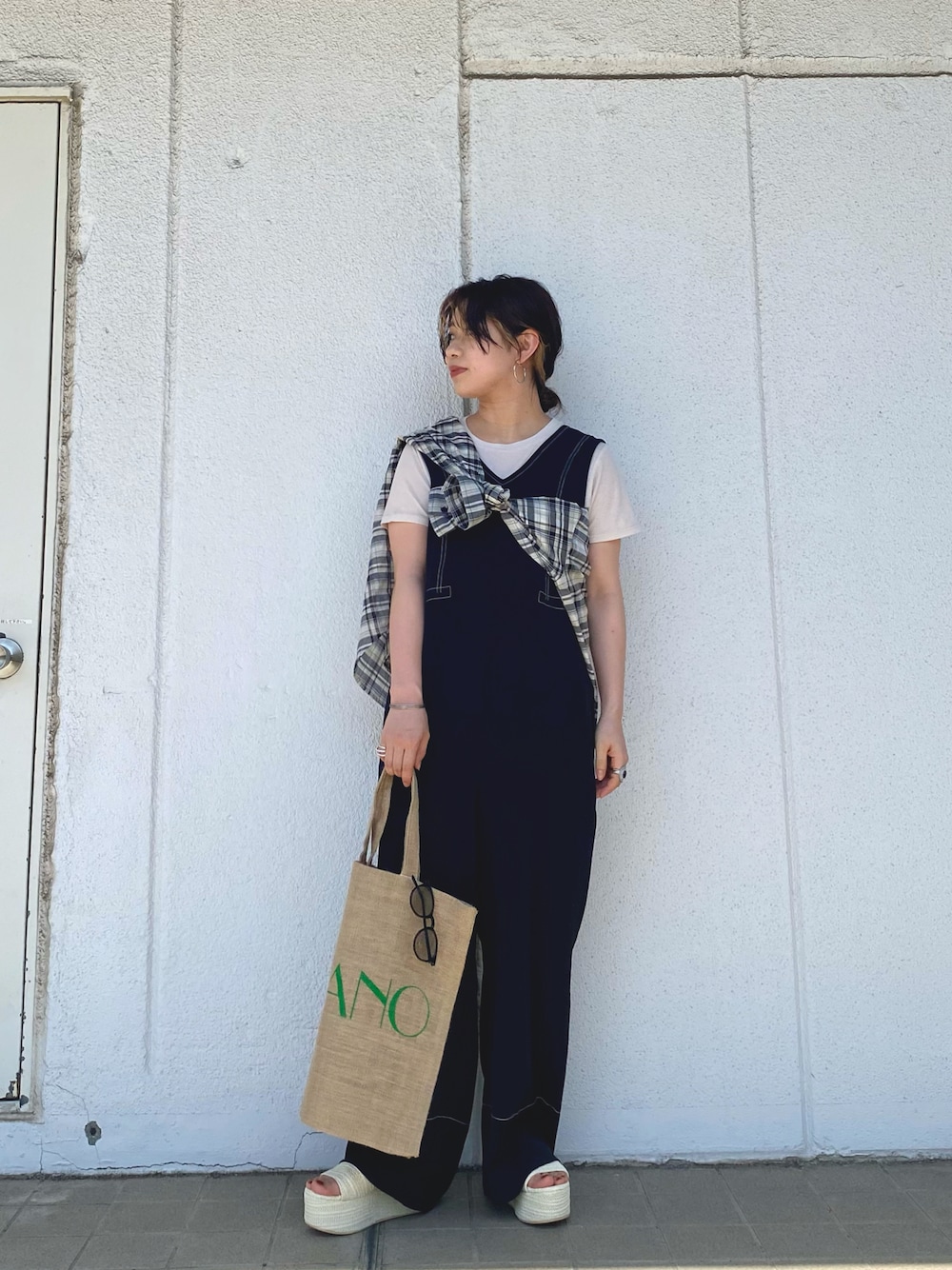 「KBF、ootd、サロペット、黒サロペット、カジュアルコーデ、リラックススタイル、夏コーデ、ゆるコーデ、モノトーンコーデ、ブラック、肩掛け、チェックシャツ、小物、厚底サンダル、サンダル」｜「KBFのデザインステッチサロペット（サロペット/オーバーオール、ブラック系）」を使った、yuyuさん（レディース・157cm）の春コーディネートの1枚目の写真