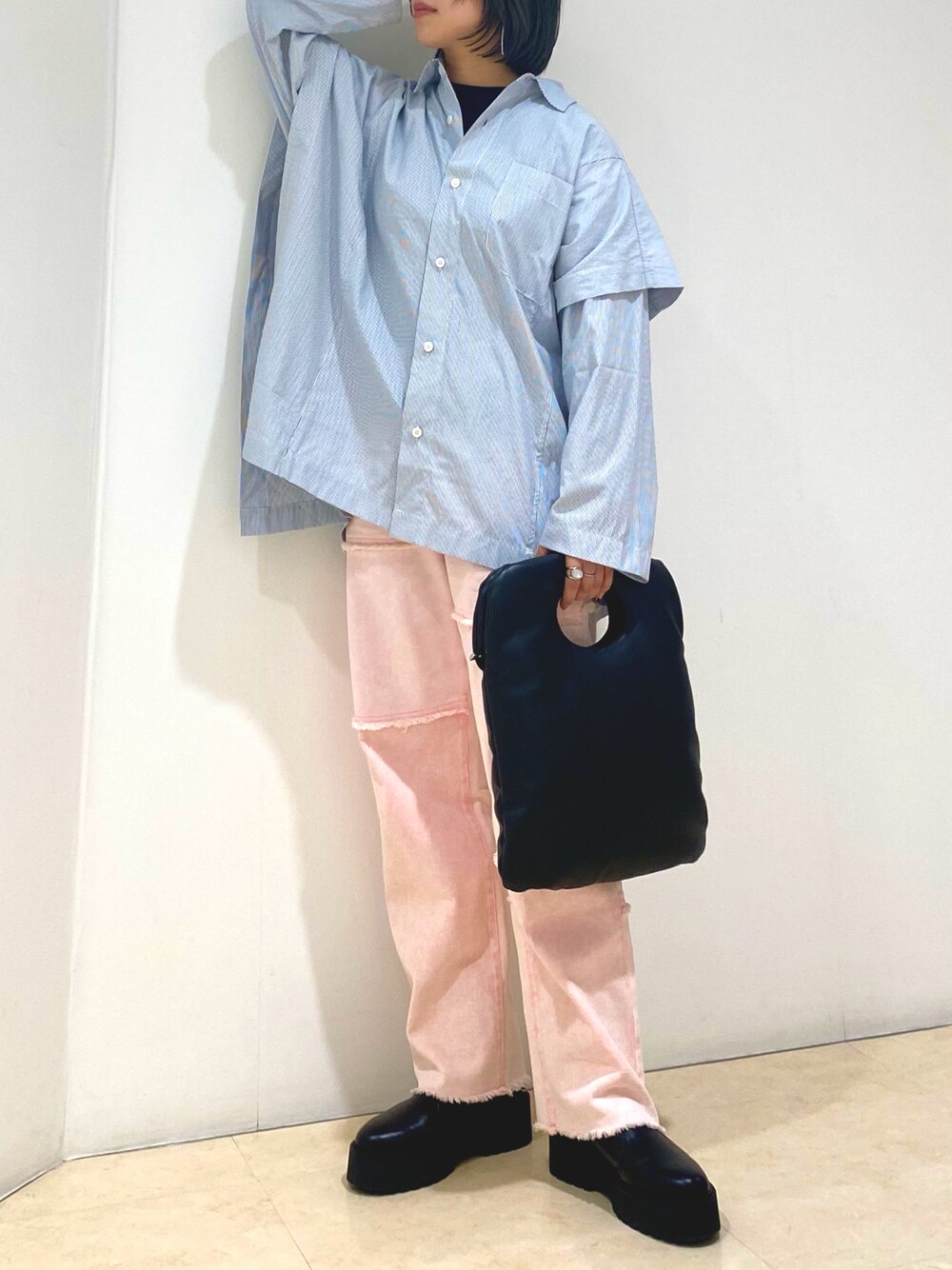 「秋服、カジュアルコーデ、お洒落さんとつながりたい、デニム、デニムパンツ、ピンクデニム、メンズライク、パンツスタイル、シャツスタイル、ストライプシャツ、ストライプ、レイヤード、ブーツ、サイドゴアブーツ、KBF」｜「KBFのBIGレイヤードライクシャツ（シャツ/ブラウス、ブルー系）」を使った、yuyuさん（レディース・157cm）の秋コーディネートの1枚目の写真
