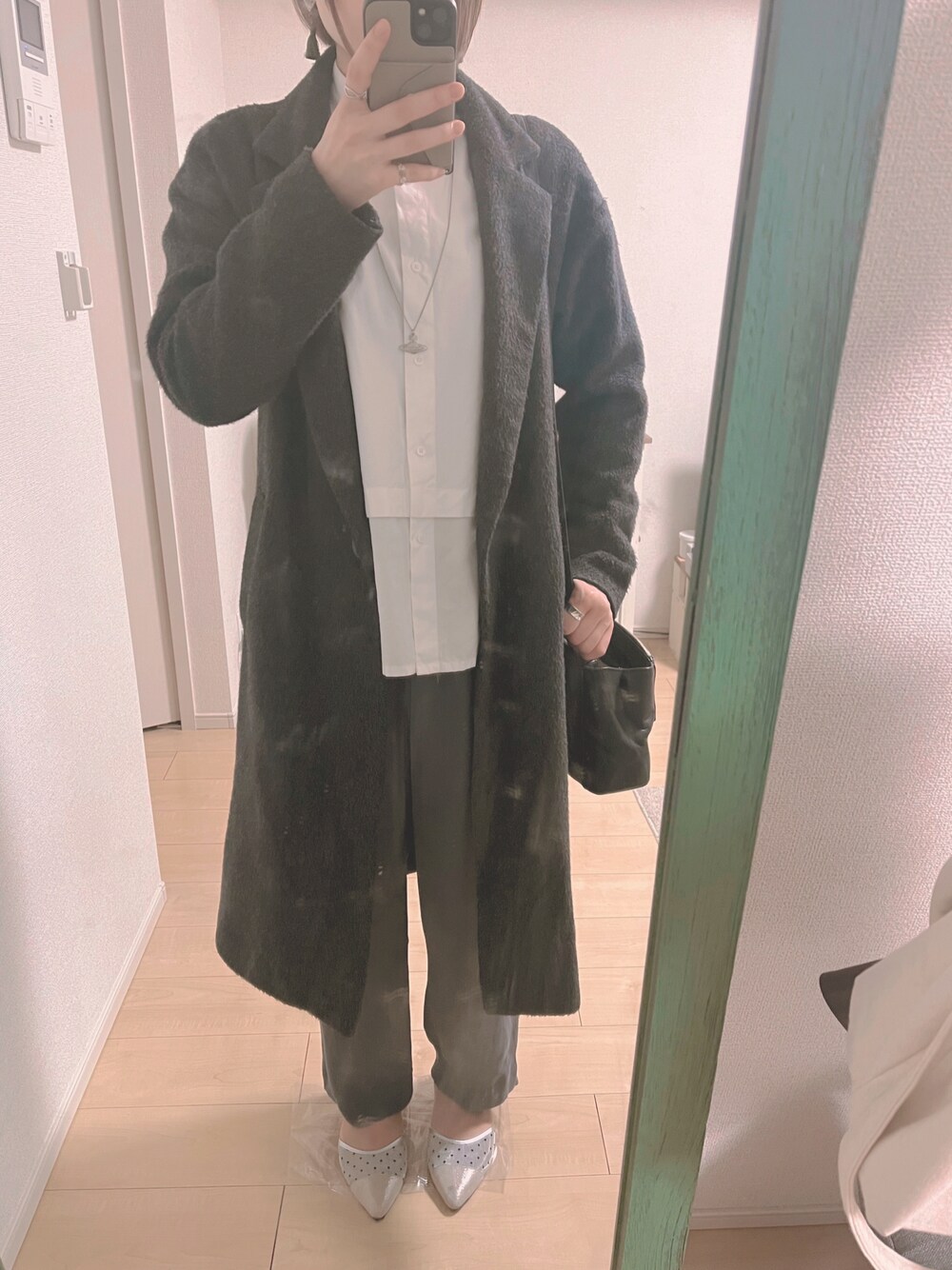 「休日コーデ、パンツスタイル、プチプラコーデ、ロングコート、ショルダーバッグ、秋冬コーデ」｜「OZOCのアイテム（ジャケット/アウター、グレー系）」を使った、mihoさん（レディース・162cm）の冬コーディネートの1枚目の写真
