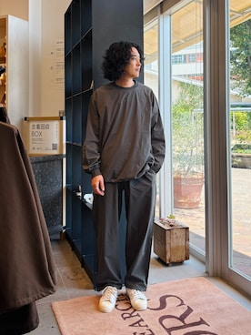 「TOHA（トハ）のリカバリーウェアカットソー長袖/ロングパンツ（ルームウェア/パジャマ、グレー系）」を使った、takuさん（メンズ・175cm）の夏コーディネート
