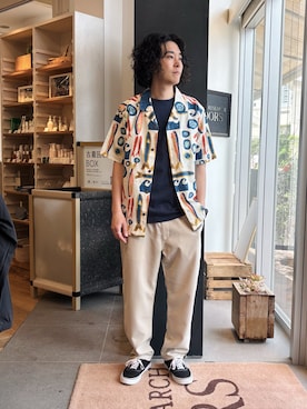 Tシャツ/カットソー（ブルー系）を使った「白パンツ」の人気