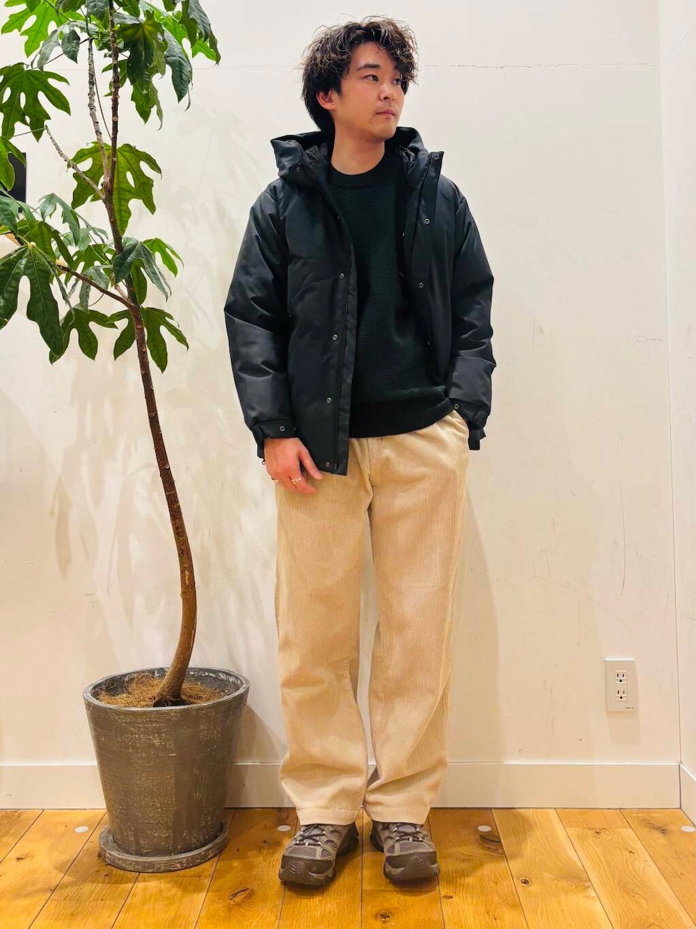 グレー系のスニーカー、ホワイト系のその他パンツ、ブラック系のニット/セーターを着用したメンズの冬コーディネートの1枚目の写真