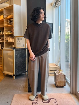 「URBAN RESEARCH DOORS（アーバンリサーチドアーズ）のRamie High Gauge KnitVest（ベスト、ブラウン系）」を使った、takuさん（メンズ・175cm）の春コーディネート