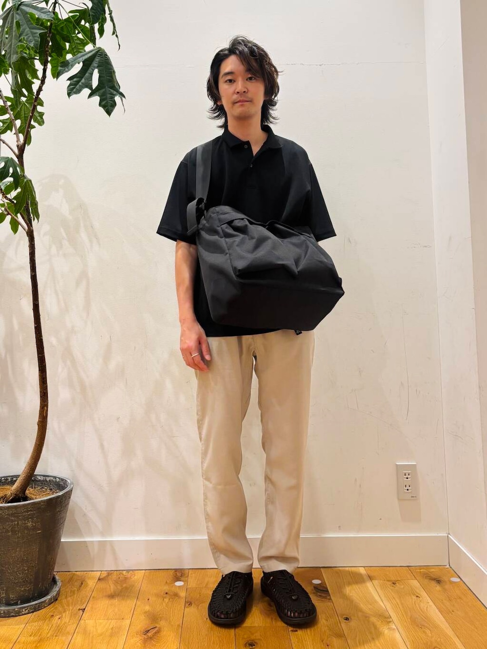 「スポーツミックス、グラミチ、ポロシャツ、KEEN、紫外線対策、水際アイテム、ここでしか手に入らない別注アイテム、私のイチ推しブランド、過ごしやすい、やや暑い、一枚で決まるtシャツ」｜「Gramicciの『別注』Gramicci　Linen Blend Pants（その他パンツ、ホワイト系）」を使った、teeさん（メンズ・175cm）の夏コーディネートの1枚目の写真