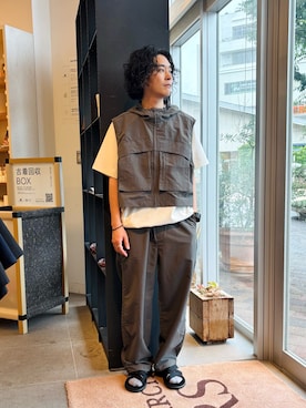 「EKAL（エカル）の『UR TECH/撥水/UVカット』ナイロンタッサーSフードベスト（ベスト、グレー系）」を使った、takuさん（メンズ・175cm）の夏コーディネート