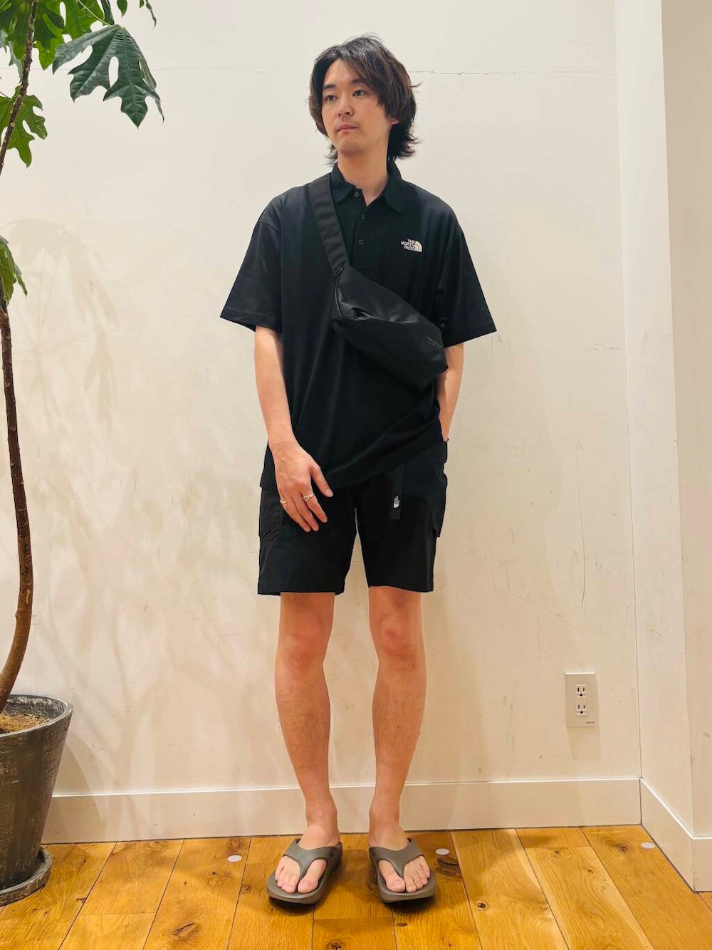 「モノトーン、スポーツミックス、雨の日コーデ、newarrival、THENORTHFACE、OOFOS、休日スタイル、旅行コーデ、暑い、私のイチ推しブランド、テーマパークコーデ、外遊びコーデ、暮らしを楽しむ、やや暑い、とても暑い」｜「YAKPAKの『撥水』『別注』YAKPAK×DOORS　SHOULDER BAG S（ショルダーバッグ、ブラック系）」を使った、MATSUMOTOさん（メンズ・175cm）の春コーディネートの1枚目の写真