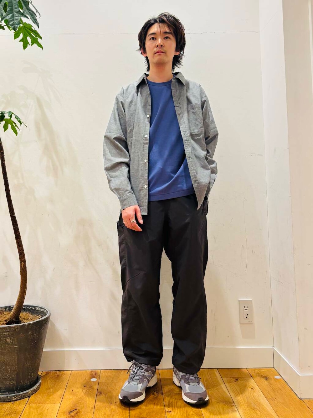 「スポーツミックス、雨の日コーデ、newarrival、休日スタイル、フェスコーデ、淡色コーデ、旅行コーデ、暑い、私のイチ推しブランド、初夏のお出掛けコーデ、テーマパークコーデ、外遊びコーデ、過ごしやすい、暮らしを楽しむ、やや暑い」｜「NEW BALANCEのNEW BALANCE　U2002RCB（スニーカー、グレー系）」を使った、MATSUMOTOさん（メンズ・175cm）の春コーディネートの1枚目の写真