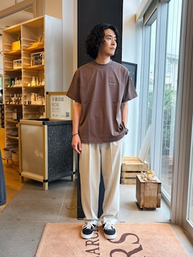 Tシャツ/カットソー（ブラウン系）を使った「白パンツ」の人気