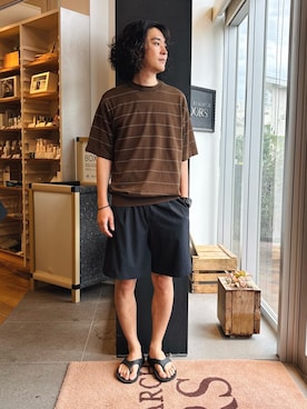 「URBAN RESEARCH DOORS（アーバンリサーチドアーズ）の『UR TECH』サマシェア クルーネックニット（ニット/セーター、ブラウン系）」を使った、takuさん（メンズ・175cm）の春コーディネート