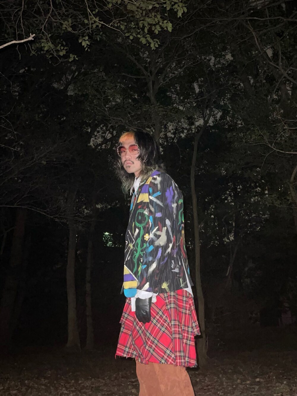 「ootd、古着、古着コーデ、フリルシャツ、ベルボトム、サングラス、リメイク、ペイント」｜「Re:makeのアイテム（テーラードジャケット、その他）」を使った、shanghaiさん（メンズ・173cm）の冬コーディネートの1枚目の写真