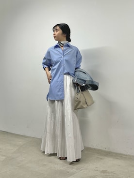 「GALLARDAGALANTE（ガリャルダガランテ）の【MANAKAコラボ】スカーフセットシャツ（シャツ/ブラウス、ブルー系）」を使った、YURIさん（レディース・155cm）の春コーディネート