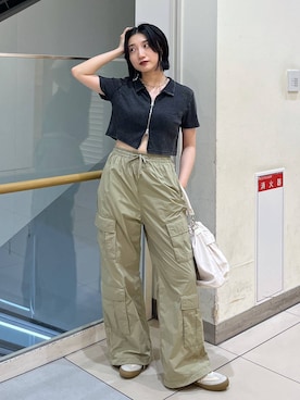 「アイテム（カーゴパンツ）」を使った、遥さん（レディース・156cm）の夏コーディネート