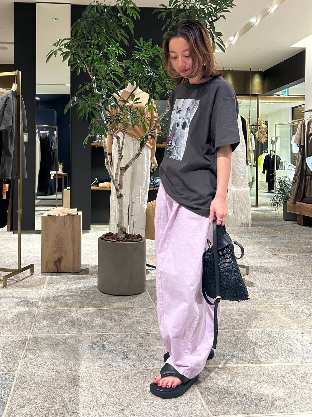 ピンク系のその他パンツ、ブラック系のTシャツ/カットソー、ゴールド系のバングル/リストバンドを着用したレディースの夏コーディネートの1枚目の写真