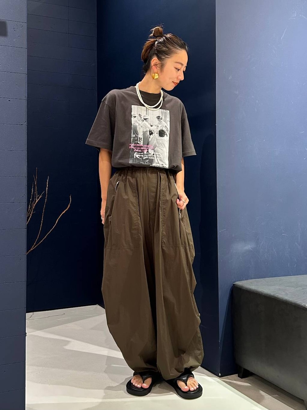 ホワイト系のTシャツ/カットソー、グリーン系のカーゴパンツ、ブラック系のサンダルを着用したレディースの夏コーディネートの1枚目の写真