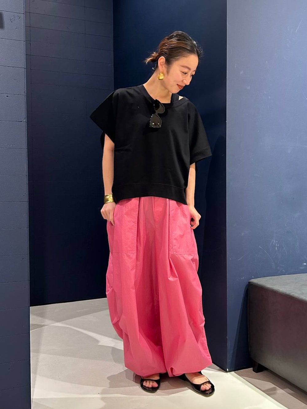 ブラック系のタンクトップ、ピンク系のカーゴパンツ、ブラック系のTシャツ/カットソーを着用したレディースの春コーディネートの1枚目の写真