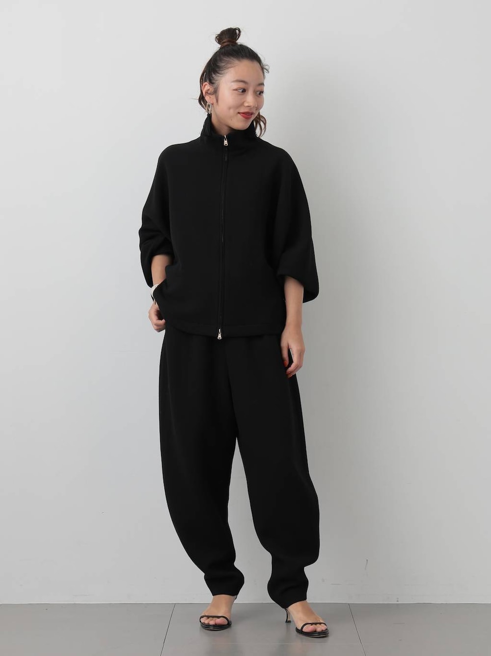 ブラック系のその他パンツ、ブラック系のブルゾン、ブラック系のピアス(両耳用)を着用したレディースの夏コーディネートの1枚目の写真