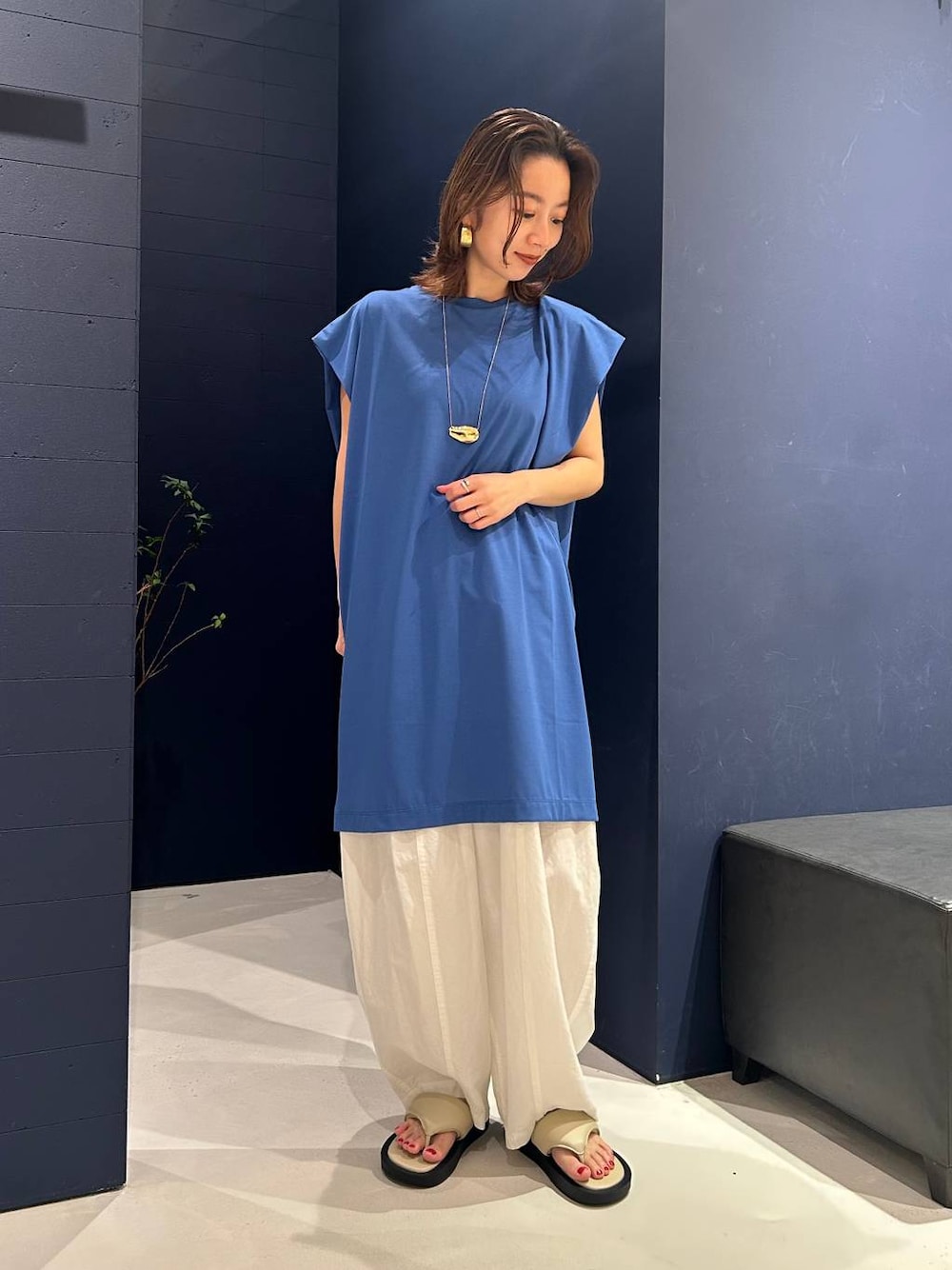 ホワイト系のその他パンツ、ブルー系のTシャツ/カットソー、ゴールド系のネックレスを着用したレディースの夏コーディネートの1枚目の写真