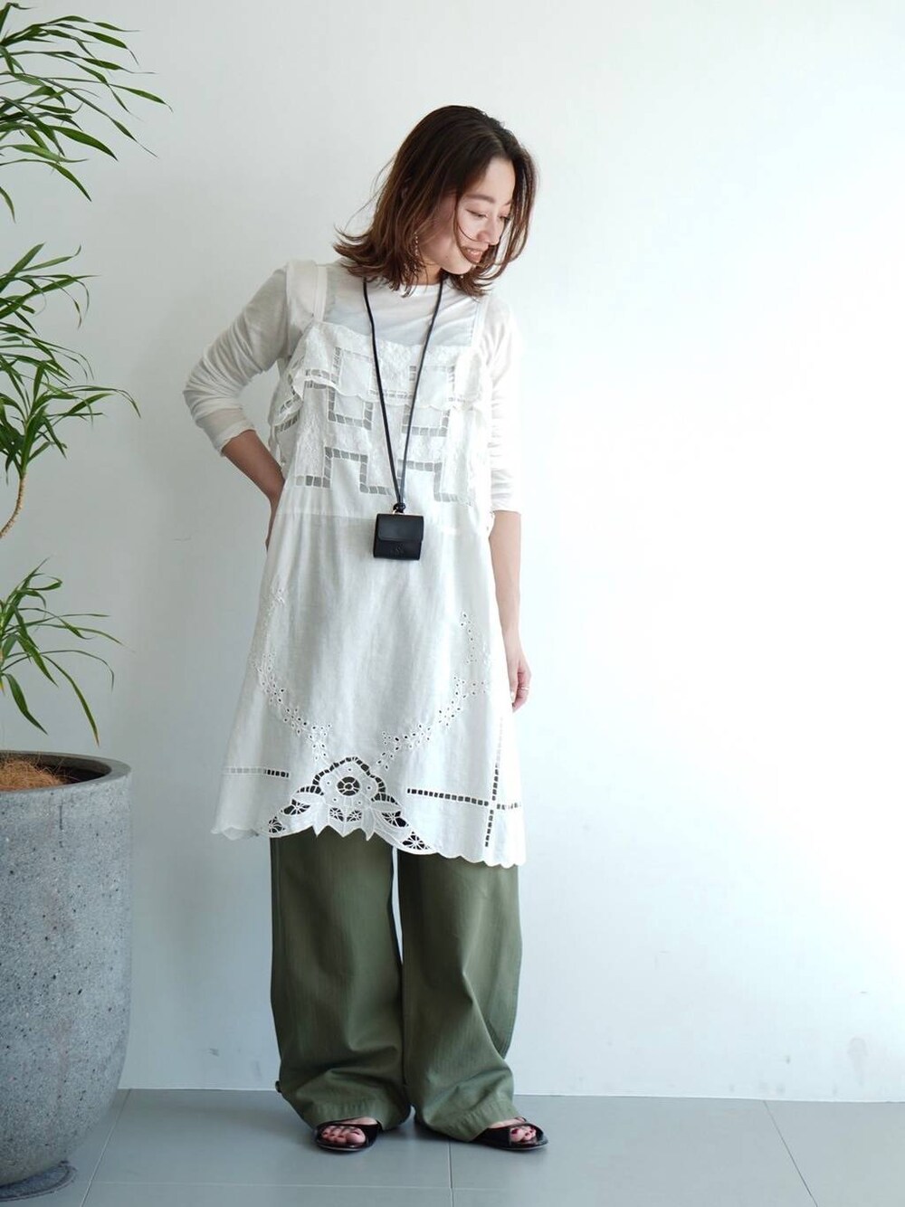 ホワイト系のTシャツ/カットソー、グリーン系のカーゴパンツ、ホワイト系のシャツ/ブラウスを着用したレディースの夏コーディネートの1枚目の写真