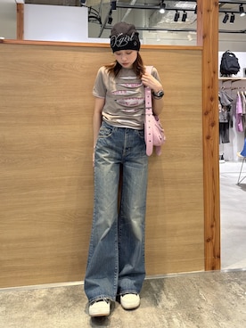 「X-girl（エックスガール）のFLARED DENIM PANTS（デニムパンツ、ブルー系）」を使った、服部 天音さん（レディース・157cm）の春コーディネート