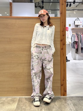 「X-girl（エックスガール）のFACE LABEL L/S COMPACT SHIRT（シャツ/ブラウス、ホワイト系）」を使った、服部 天音さん（レディース・157cm）の春コーディネート