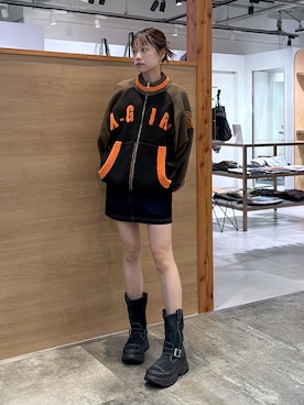「アイテム（デニムスカート）」を使った、服部 天音さん（レディース・157cm）の秋コーディネート
