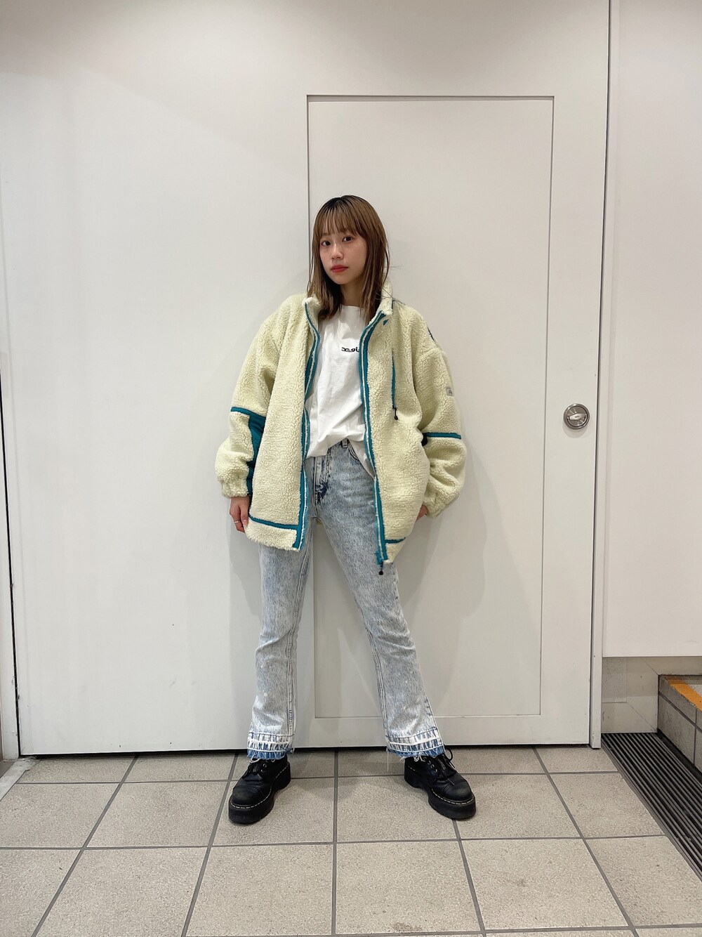 「x-girl、boa、フユコーデ、アウター、ボアジャケット、スリットパンツ」｜「X-girlの【WEB限定】OUTDOOR BOA RIDERS JACKET（ブルゾン、ホワイト系）」を使った、服部 天音さん（レディース・157cm）の秋コーディネートの1枚目の写真