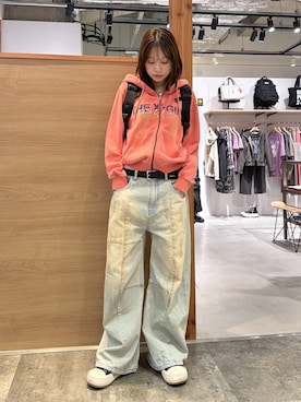 「X-girl（エックスガール）のFADED FACE LABEL WIDE BAGGY DENIM PANTS（デニムパンツ、ブルー系）」を使った、服部 天音さん（レディース・157cm）の春コーディネート