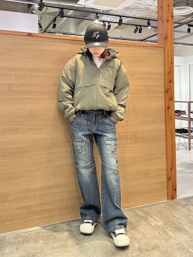 「アイテム（ナイロンジャケット、グリーン系）」を使った、服部 天音さん（レディース・157cm）の秋コーディネート