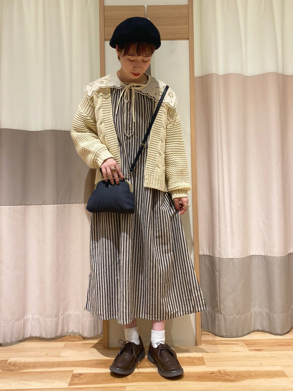 「カーディガン、ワンピース、ベレー帽、ストライプ、ガーリー、付け襟、サマンサ モスモス(Samansa Mos2)、Samansa Mos2、Samansa Mos2 blue」｜「Samansa Mos2のウールバスクベレー（ハンチング/ベレー帽、ブラック系）」を使った、misakiさん（レディース・160cm）の秋コーディネートの1枚目の写真