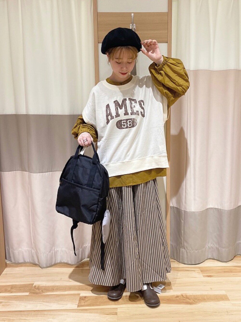 「リュック、ベレー帽、ナチュラル、ストライプ、マスタード、サマンサ モスモス(Samansa Mos2)、ティアード、Samansa Mos2、ナチュラルガーリー、秋コーデ、秋カラー、Samansa Mos2 blue」｜「Samansa Mos2のウールバスクベレー（ハンチング/ベレー帽、ブラック系）」を使った、misakiさん（レディース・160cm）の夏コーディネートの1枚目の写真