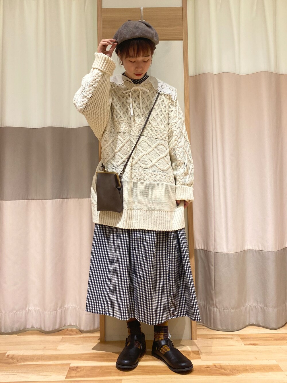 「ベレー帽、ゆるニット、チェックワンピース、つけ襟、Samansa Mos2、サマンサモスモス、オーバーニット、Samansa Mos2 blue」｜「Samansa Mos2のケーブルニットチュニック（ニット/セーター、ホワイト系）」を使った、misakiさん（レディース・160cm）の秋コーディネートの1枚目の写真